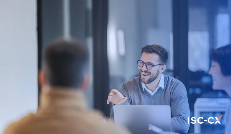 Professionelles Business-Meeting im Büro: Ein Berater erklärt Customer-Intelligence-Strategien am Laptop und diskutiert datenbasierte Insights zur Optimierung der Customer Experience (ISC-CX)